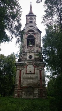 Terkedilmiş tuğla ve pishchita, Ostashkov, Tver bölgesi, Rusya bulunan ahşap evleri.