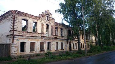 Terkedilmiş tuğla ve pishchita, Ostashkov, Tver bölgesi, Rusya bulunan ahşap evleri.