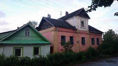 Terkedilmiş tuğla ve pishchita, Ostashkov, Tver bölgesi, Rusya bulunan ahşap evleri.