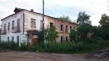 Terkedilmiş tuğla ve pishchita, Ostashkov, Tver bölgesi, Rusya bulunan ahşap evleri.