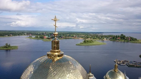 Nilo-Stolobensky kloster. Nilo-Stolobensky kloster ligger i Tver region, på sjön Seliger, Ryssland — Stockfoto