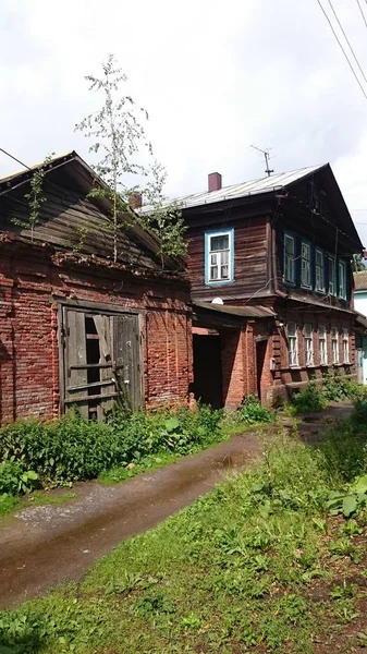 Abandonado tijolo e casas de madeira em pishchita, localizado em Ostashkov, região de Tver, Rússia . — Fotografia de Stock