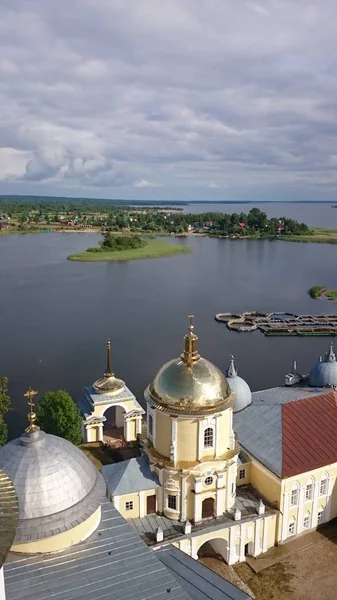 Nilo-Stolobensky kolostor. Nilo-Stolobensky kolostor található Tver region, lake Seliger, Oroszország — Stock Fotó