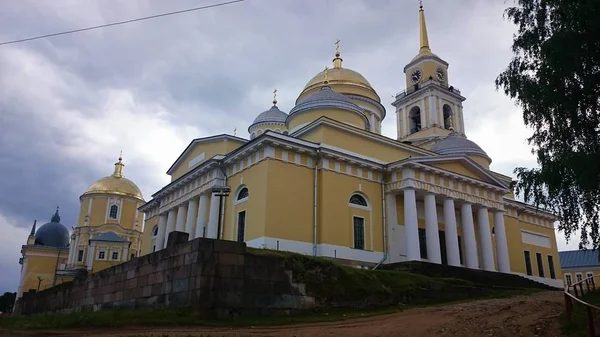 Nilo-Stolobensky Manastırı. Nilo-Stolobensky Manastırı Gölü Seliger, Rusya Federasyonu'Tver bölgesinde yer alan — Stok fotoğraf