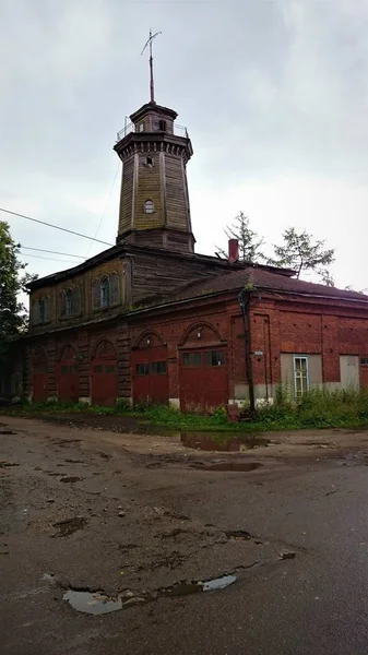 Verlaten baksteen en houten huizen in pishchita, gelegen in Ostasjkov, regio Tver, Rusland. — Stockfoto