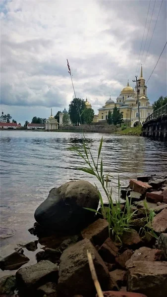 Nilo Stolobensky 수도원입니다. Nilo Stolobensky 수도원에 호수 Seliger, 러시아 트베리 지역에 위치 하 고 — 스톡 사진