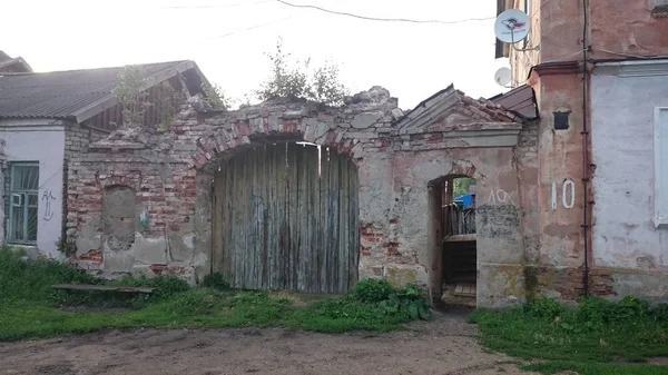 Verlaten baksteen en houten huizen in pishchita, gelegen in Ostasjkov, regio Tver, Rusland. — Stockfoto