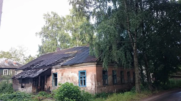 Verlaten baksteen en houten huizen in pishchita, gelegen in Ostasjkov, regio Tver, Rusland. — Stockfoto