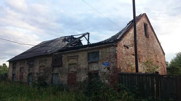 Abandonado tijolo e casas de madeira em pishchita, localizado em Ostashkov, região de Tver, Rússia . — Fotografia de Stock