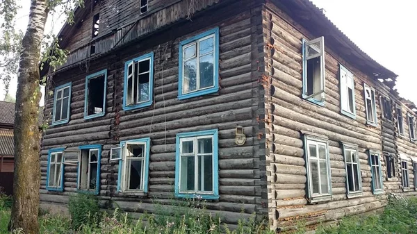 位于俄罗斯特维尔地区奥斯塔什科夫的 pishchita 废弃的砖房和木结构房屋. — 图库照片