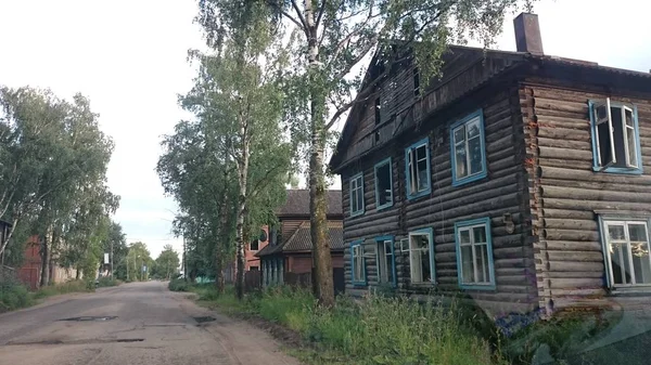 Verlaten baksteen en houten huizen in pishchita, gelegen in Ostasjkov, regio Tver, Rusland. — Stockfoto