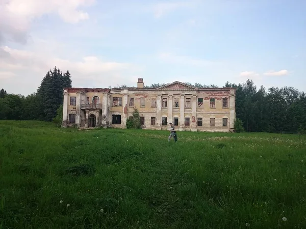 Ensemble ve Grebnevo, Moscow region, Rusya mülkü terk etmiş, zamanla, Park. — Stok fotoğraf