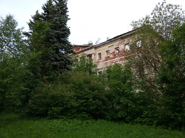 Abandonado e destruído pelo tempo, conjunto Parque e propriedade em Grebnevo, região de Moscou, Rússia . — Fotografia de Stock