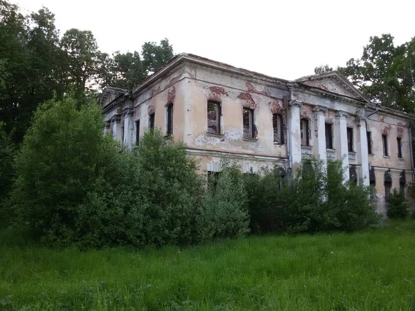 Porzucone i zniszczone przez czas, Park zespół i nieruchomości w przejście, Moscow region, Federacja Rosyjska. — Zdjęcie stockowe