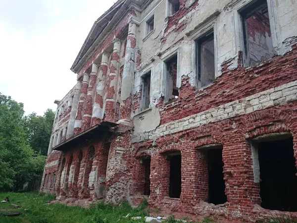 Abandonado e destruído pelo tempo, conjunto Parque e propriedade em Grebnevo, região de Moscou, Rússia . — Fotografia de Stock