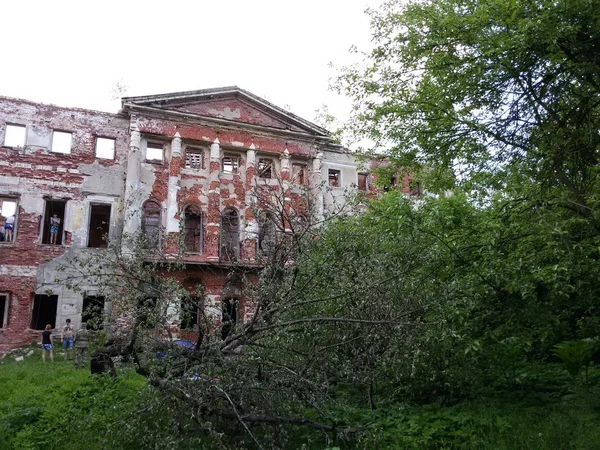被时间抛弃和摧毁的俄罗斯莫斯科州格布涅沃的公园合奏和庄园. — 图库照片