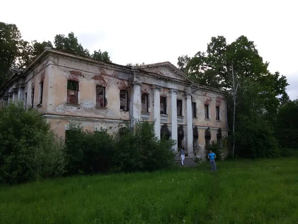 Abandonado e destruído pelo tempo, conjunto Parque e propriedade em Grebnevo, região de Moscou, Rússia . — Fotografia de Stock
