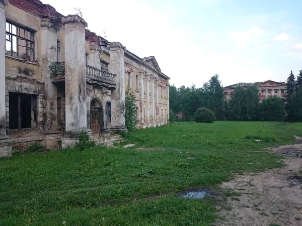 Verlaten en vernietigd door de tijd, Park ensemble en landgoed in Grebnevo, Moscow region, Rusland. — Stockfoto