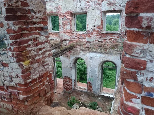 Abandonado y destruido por el tiempo, Parque conjunto y finca en Grebnevo, región de Moscú, Rusia . — Foto de Stock