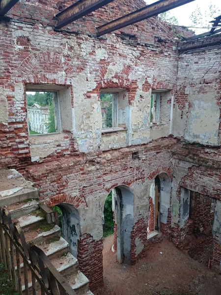 Abandonado e destruído pelo tempo, conjunto Parque e propriedade em Grebnevo, região de Moscou, Rússia . — Fotografia de Stock