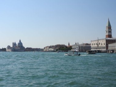 Yaz günü için Basilica of Santa Maria della Salute Venedik, İtalya ile Venedik Lagünü denizden görüntüleyin.