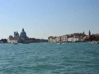 Yaz günü için Basilica of Santa Maria della Salute Venedik, İtalya ile Venedik Lagünü denizden görüntüleyin.