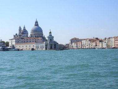 Yaz günü için Basilica of Santa Maria della Salute Venedik, İtalya ile Venedik Lagünü denizden görüntüleyin.