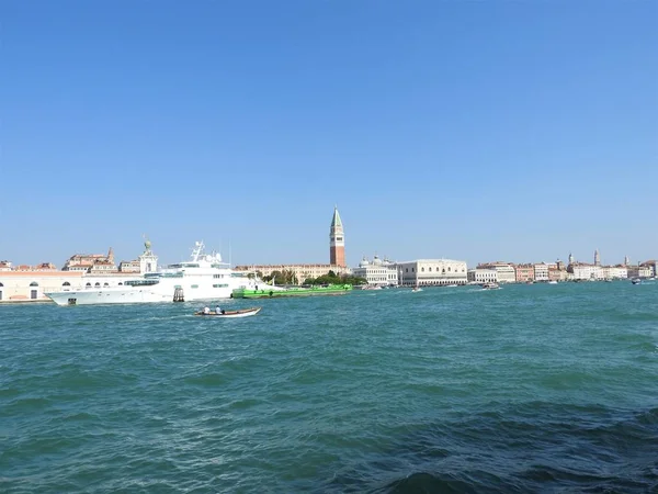 Grand Canal with St Marks Campanile bell tower and Palazzo Ducale, Doge Palace, in Venice, Italy — Stock Photo, Image