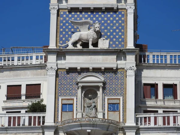 Zodiac óra. Óratorony, a szárnyas oroszlán és két mórok feltűnő a harang - korai reneszánsz 1497 épület Velencében, található az északi oldalon a Piazza San Marco, Olaszország, Európa. — Stock Fotó