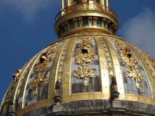 Catedral de San Luis y complejo de museos Les Invalides, París, Francia es el lugar de enterramiento de muchos héroes de la guerra en Francia, también aquí está la tumba del emperador Napoleón Bonaparte — Foto de Stock