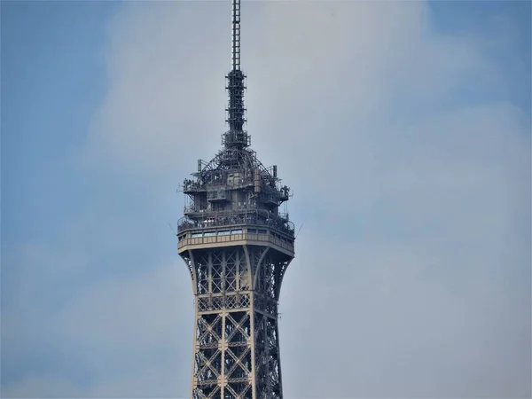 Prvky z Eiffelovy věže v Paříži proti modré obloze jasné — Stock fotografie