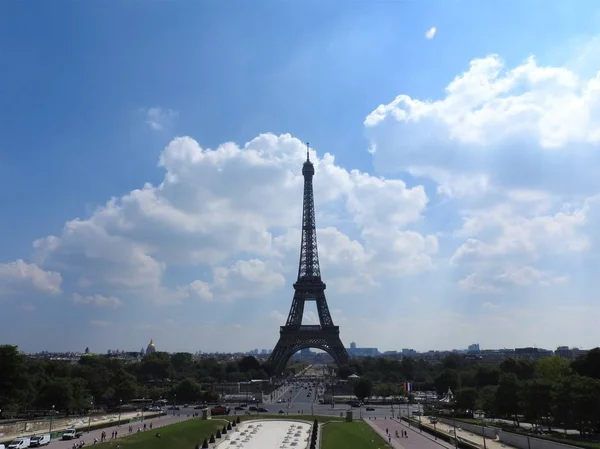 Eiffel tower. Paris, France. The famous historical landmark on the Seine. Romantic, tourist, symbol of the greatness of architecture. — Stock Photo, Image