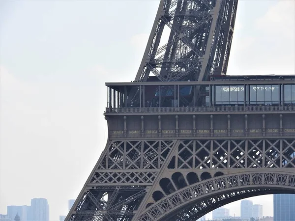 Elementos da Torre Eiffel em Paris contra um céu azul claro — Fotografia de Stock