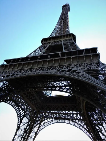 Magnifica panoramica della torre Eiffel con cielo azzurro, Parigi, Francia — Foto Stock