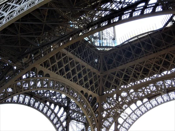 Velkolepý širokej záběr Eiffelovy věže s jasnou modrou oblohu, Paříž, Francie — Stock fotografie
