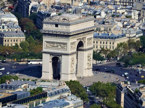 Day view of the arc de Triomphe and Paris from the height of the Eiffel tower. — Stock Photo, Image