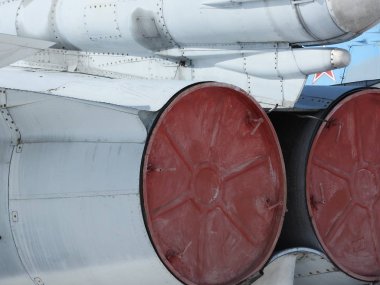 Eski uçak yakınındaki, Cilt, parça ve motor bileşenleri.