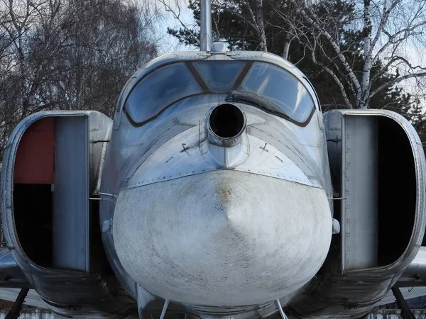 Старый самолет рядом, кожа, детали и компоненты двигателя . — стоковое фото