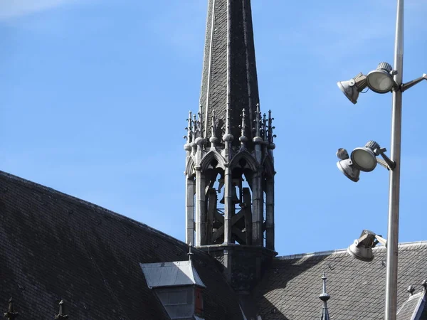 A arquitetura histórica da cidade de pedra de Amsterdã, na Holanda, a imagem é ampliada em — Fotografia de Stock