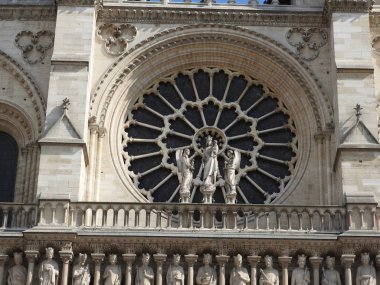 Havarilerin Notre Dame, parçaları yaklaşım cephesinde.