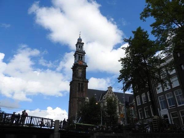 Westerse kerk Westerkerk bij zonsondergang, Amsterdam, Nederland. — Stockfoto