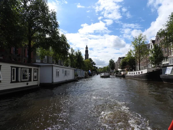 Amsterdam sunset city skyline at canal waterfront, Amsterdam, Países Bajos. — Foto de Stock