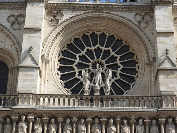 Die Apostel an der Fassade von Notre Dame, das Herannahen von Fragmenten. — Stockfoto