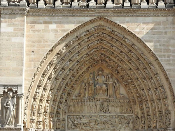 Paris, France Notre Dame Cathedral facade of the statue of the Saint. UNESCO world heritage — Stock Photo, Image