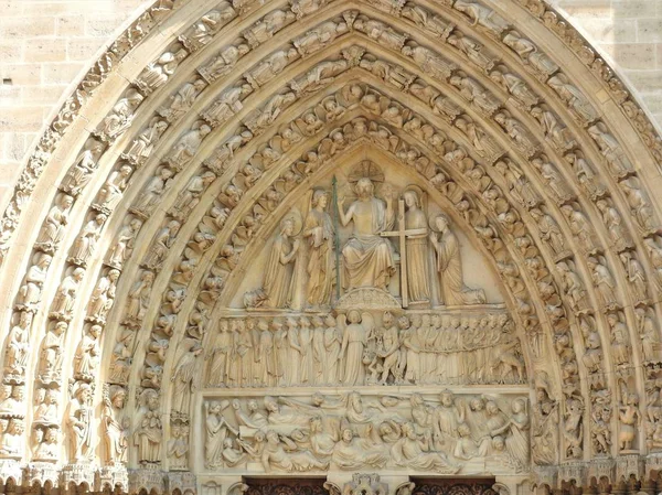 Paris, França Fachada da Catedral de Notre Dame da estátua do Santo. Património Mundial da UNESCO — Fotografia de Stock