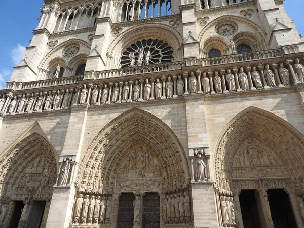 La fachada de Notre Dame contra el cielo azul —  Fotos de Stock