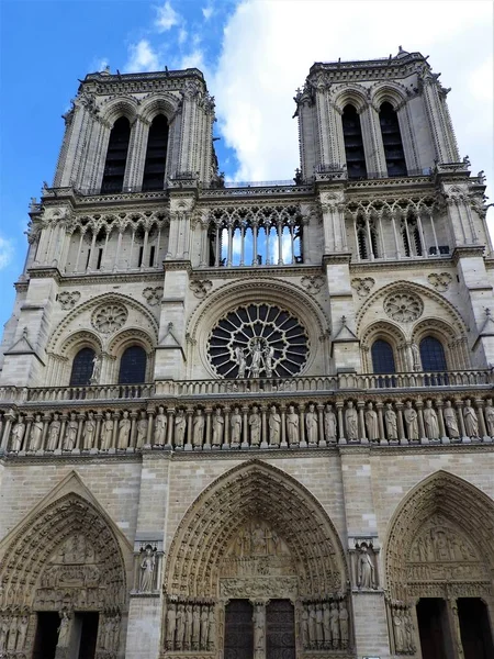 La fachada de Notre Dame contra el cielo azul —  Fotos de Stock