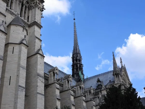 Szobrok az apostolok a tetőn a Notre Dame, a megközelítés töredékek. Párizs Franciaország, Unesco Világörökség. — Stock Fotó