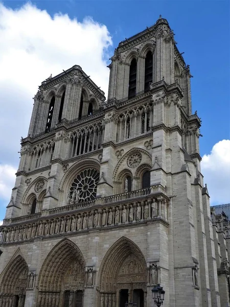 La fachada de Notre Dame contra el cielo azul —  Fotos de Stock
