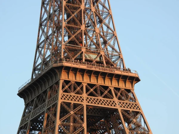 Torre Eiffel vista de perto da estrutura em Paris, França — Fotografia de Stock